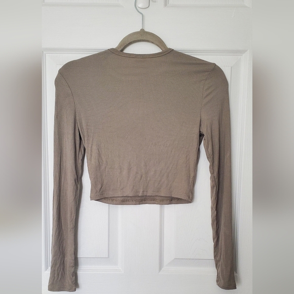 Aritzia Sage Long Sleeve Fitted Crop Top - Picture 2 of 3